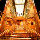 Un grand escalier de l'Adventure of the Seas