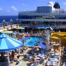 Une piscine du pont supérieur du Norwegian Jewel
