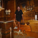 Robert im Schiffsmodell der Nina