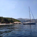 Unser Boot vor einsamen Strand