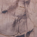 das Maskengesicht in der Wand
