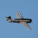 P-47 Thunderbolt kurvt elegant ein und kommt dann..