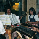 2003: „hauseigene“ Stubenmusik - v.l.n.r. Gertraud Linecker (Rücken), Ulrike Hartlieb, Christina Hartlieb, Renate Harant