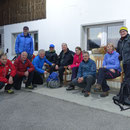 Gruppenfoto vor dem Oberen Brüggli - Alex: hier ist die Kamera ;-)