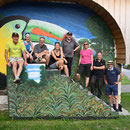 Die Kampfwandertruppe vor Ursula Steiners "Tucan"