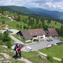 Kurzer, aber steiler Aufstieg auf den Tete de Ran mit Blick auf das gleichnamige Hotel  
