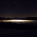 Auch im "Tal" beleuchten die Lichter die Nebeldecke