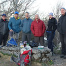 Die Wandergruppe besammelt sich noch zum obligaten Gruppenfoto auf dem Hällchöpfli
