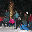 Gruppenfoto mit Schlitten und kleinem Geburtstagsfeuerwerk
