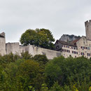 Beim Start ist bereits das Ziel hinter der Bechburg zu sehen