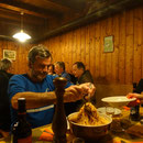 Max zeigt seine Erfahrung beim Spaghettischöpfen