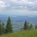 Hinter dem Mont Vully taucht sogar der Murtensee auf  