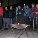 Teamfoto vor dem Berghaus mit den Automobilisten Marina und Dani