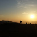 Die Gruppe machts sich im Sonnenuntergang Richtung Ziel auf