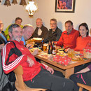 Beide Wandergruppen vereint bei Fondue, Raclette und Käseschnitte