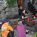 Gemütlicher Apéro-Höck vor der Hütte