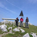 Auf dem Gipfel des Chasseron sind wir auf 1606m endlich über dem Nebel und geniessen die Sonne 