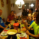 Barbara und Remo verwöhnen uns mit einem feinen Fondue und Raclette.