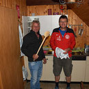 Hüttenwart Peter und Gastgeber Jörg beim Abwaschen