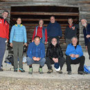 Gruppenbild vor der Waldhütte