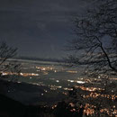 Prächtiges Lichtermeer mit Alpenpanorama inklusive