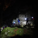 Die Wandergruppe unterwegs auf dem glitschigen Steg