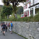 Die Asylantenkinder beobachten neugierig unseren Start zur Wanderung