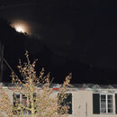 Auf die Sekunde genau erscheint beim Start der Vollmond hinter der Brandruine