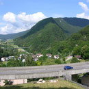 Blick auf Frinvillier hinunter. In der Bildmitte der wartende sehr steile Aufstieg über Les Roches