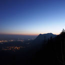 Blick ins restbeleuchtete Mittelland mit unserem Hausberg (Balmfluechöpfli)