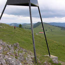 Endspurt zum Gipfeldreieck vom Mont Racine auf 1439m. Im Hintergrund die endlosen Alpweiden auf dem Anmarsch