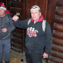 Die finstere Miene hellt langsam auf beim Apéro in der Riedholzer Waldhütte