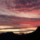 Die Wolken werden von der untergehenden Sonne rot beleuchtet