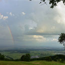 Gegen das Mittelland zeigt sich sogar ein Regenbogen