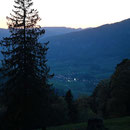 Blick ins nächtliche Corcelles und Crémines