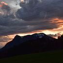 Lichterspiel mit schnell ziehenden Wolken