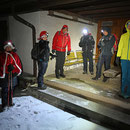 Vor dem Start schützen wir uns vor den garstigen Winden bei der  Reckenackerhütte