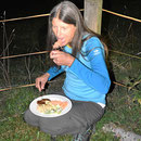 Echte Outdoorspezialisten benötigen weder Tisch noch Stuhl zum Nachtessen