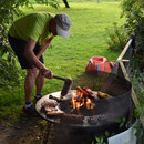 Toni schaut zum Grillgut