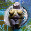Venus von Willendorf inszeniert