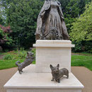 Denkmal Queen Elizabeth mit ihren Corgis in Oakham