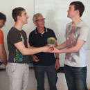 ... oui ! Étienne champion 2014 réceptionne le trophée. Bravo !