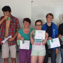 Remise des blasons verts saisons 2011 à 2013 : Cédric, Léo, Louis, Aymeric, Flavien, Audrey, Austin. Bravo à tous ! (Hé Louis, ça ne se mange pas hein !)