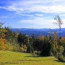 Blick über herbstliche Höhenzüge des Bayerischen Waldes