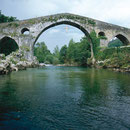 Puente de Cangas de Onís. © SRT. Sociedad Regional de Turismo /  El Sabil. Senda del Oso.