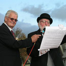 Walter Volkers und der Marktmeister Heinz Schulz