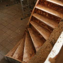 Treppe ins Untergeschoss neben der Bühne