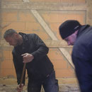 Holzpflaster wird verfugt