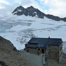 Mutthornhütte (2'901m), im Hintergrund das Tschingelhorn (3'572m) - der linke Gipfel ist unser Ziel