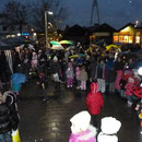 Besucher warten mit den Kindern auf den Nikolaus
